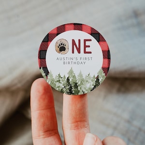Geburtstagsaufkleber Vorlage, Holzfäller erster Geburtstag Gastgeschenkanhänger, Flanell Geburtstagsgeschenkanhänger, quadratischer Aufkleber für Berge oder Anhänger Bäume - FROST
