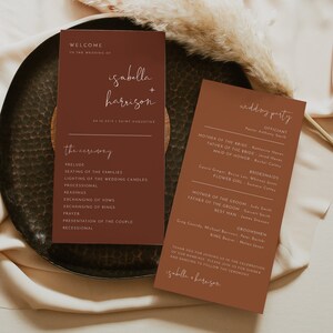 Peut inclure: Un programme de cérémonie de mariage brun avec les noms "isabella harrison" et la date "28.10.2019" imprimés en blanc. Le programme liste l'ordre de la cérémonie et la fête de mariage.
