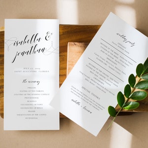 Op de afbeelding: Een programma voor een huwelijksceremonie met de namen "Isabella & Jonathan" bovenaan, gevolgd door de datum "July 07, 2019" en de locatie "Saint Augustine, Florida". Het programma geeft de volgorde van de gebeurtenissen voor de ceremonie weer, waaronder het voorspel, het plaatsnemen van de families, het aansteken van de trouwkaarsen, de processie, de lezingen, het uitwisselen van de geloften, het uitwisselen van de ringen, het gebed, de presentatie van het paar en de uittocht. Een aparte kaart geeft de bruiloftsgasten weer, waaronder de ambtenaar, de moeder van de bruid, de vader van de bruid, de bruidsmeisjes, de bruidsmeisjes, de bloemenmeisjes, de moeder van de bruidegom, de vader van de bruidegom, de getuige, de getuigen en de ringdrager.