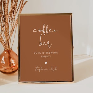 Modelo de placa de cafeteria de terracota, placa de casamento boho Love Is Brewing para impressão, sinalização de casamento laranja queimada moderna faça você mesmo - CORIANDER