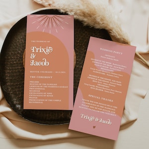 Puede incluir: Un programa de ceremonia de boda rosa y naranja con los nombres Trixie & Jacob y la fecha 08.11.2011. El programa enumera el orden de los eventos de la ceremonia, incluyendo la colocación de las familias, el encendido de las velas de la boda y la presentación de la pareja.