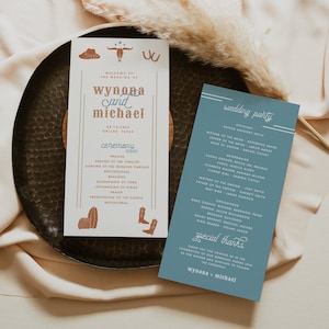 Peut inclure: Un programme de cérémonie de mariage sur le thème western rustique. Le programme présente un chapeau de cowboy, un crâne de vache et un fer à cheval. Le programme comprend les noms Wynona et Michael, la date 09.15.20X et le lieu Dallas, Texas. Le programme comprend également une liste des événements de la cérémonie, tels que la mise en place des familles, l'allumage des bougies de mariage et le cortège.