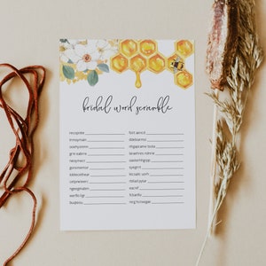 Può includere: Un biglietto di gioco di parole per addio al nubilato con un design ad acquerello con un favo, un'ape e fiori bianchi. Il biglietto presenta un elenco di parole mescolate da decifrare. Su sfondo beige.