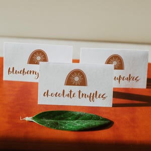 Plantilla de tarjeta de buffet con arcoíris boho, etiquetas de comida con arcoíris boho imprimibles, etiquetas de comida para fiesta de cumpleaños con sol, color naranja terracota quemado - TINLEY