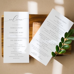 Puede incluir: Un programa de ceremonia de boda con los nombres Isabella Rose y Harrison Avery, la fecha 08.16.2019 y la ubicación Loons, Colorado. El programa enumera el orden de los eventos de la ceremonia, incluyendo el preludio, la ubicación de las familias, el encendido de las velas de la boda, la procesión, las lecturas, el intercambio de votos, el intercambio de anillos, la oración, la presentación de la pareja y la recesión. Una segunda tarjeta enumera la fiesta de bodas, incluyendo al oficiante, la madre de la novia, el padre de la novia, la dama de honor, las damas de honor, la niña de las flores, la madre del novio, el padre del novio, el padrino de honor, los padrinos de honor y el portador del anillo.