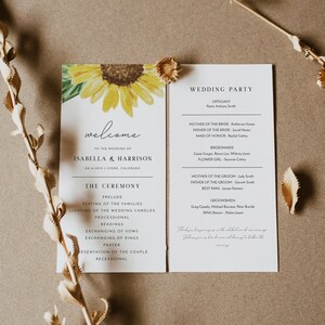 Puede incluir: Una invitación de boda con una ilustración de girasol. La invitación incluye los nombres Isabella y Harrison, la fecha 08.16.2019 y la ubicación Lyons, Colorado. La invitación también incluye una lista de los eventos de la ceremonia de boda, como la colocación de las familias, el encendido de las velas de la boda y la procesión.