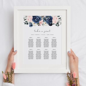 Plantilla para plano de asientos de 8 x 10 con diseño floral azul marino, plano de asientos pequeño con diseño floral ruborizado de 8 mesas, plano de asientos para bodas pequeñas, asientos Templett - CADENCE