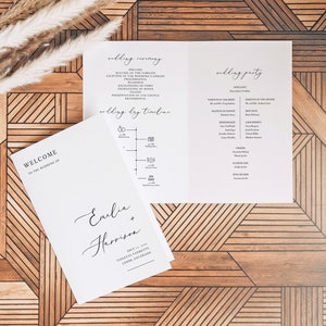 Op de afbeelding: Een wit huwelijks programma met een houtnerf achtergrond. Het programma bevat de volgorde van de huwelijksceremonie, de bruiloftsgasten en de tijdlijn van de huwelijksdag. Het programma is getiteld "Huwelijksceremonie" en "Bruiloftsgasten". De tekst "Welkom op de bruiloft van Emelia + Harrison" staat onderaan het programma. De datum en locatie van de bruiloft zijn ook opgenomen: 27 juli 2024, Violetta Farmmette, Lyons, Colorado.