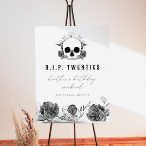 Può includere: Cartello stampabile in bianco e nero con un teschio e un motivo floreale. Il testo recita "R.I.P. TWENTIES heather's birthday weekend SCOTTSDALE, ARIZONA".