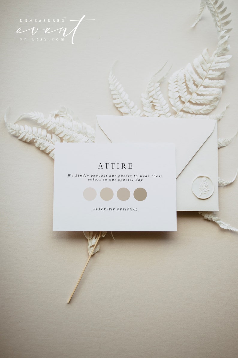 Puede incluir: Un conjunto de invitaciones de boda con una tarjeta blanca que muestra "ATTIRE" y una paleta de colores, un sobre con un sello de cera y hojas de helecho blancas. El texto de la tarjeta pide a los invitados que usen ciertos colores.