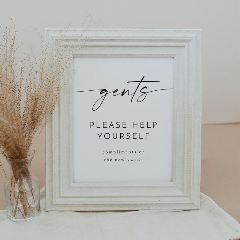 以下が含まれることがあります： 「gents please help yourself compliments of the newlyweds」と黒文字で書かれた白い額縁付きの看板です。
