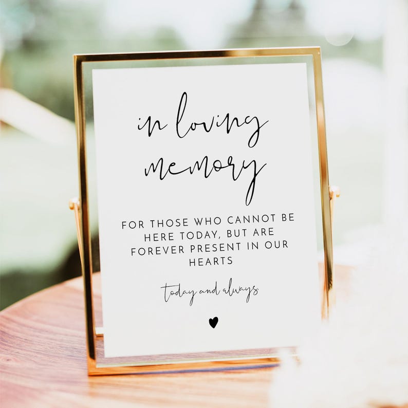 K&ouml;nnte beinhalten: Ein goldfarbener Rahmen mit dem Text "in loving memory" und einer Botschaft f&uuml;r diejenigen, die nicht an der Veranstaltung teilnehmen k&ouml;nnen. Das Schild lautet: "F&uuml;r diejenigen, die heute nicht hier sein k&ouml;nnen, aber f&uuml;r immer in unseren Herzen sind. Heute und immer."