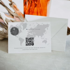 Op de afbeelding: Een witte RSVP-kaart met een grijze wereldkaart, een zwarte QR-code en de tekst "RSVP voor 07 augustus 2021" en "Reykjavik, IJsland". De kaart bevat ook de tekst "Scan om je aan te melden op onze trouwwebsite AveryPartyOfTwo.com".