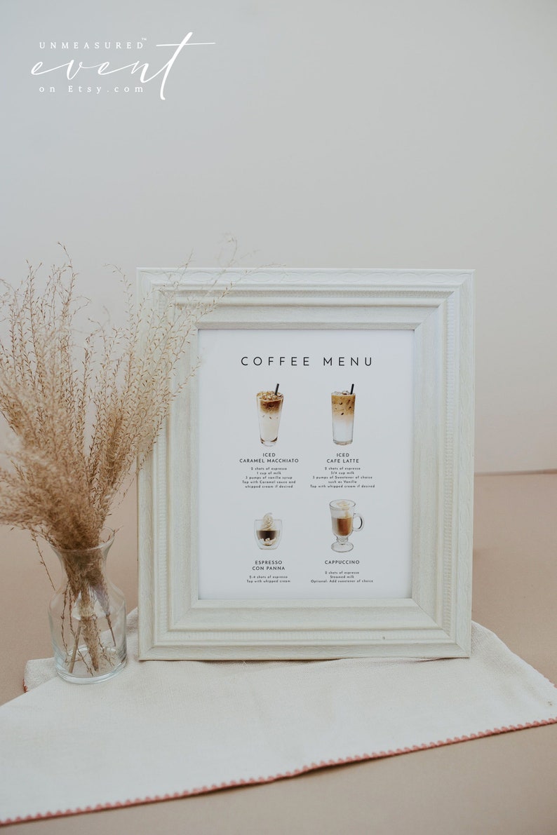 Pu&ograve; includere: Un menu di caff&egrave; stampabile incorniciato in bianco con illustrazioni di quattro diverse bevande al caff&egrave;: Caramel macchiato freddo, caff&egrave; latte freddo, espresso con panna e cappuccino. Il menu elenca gli ingredienti di ogni bevanda.