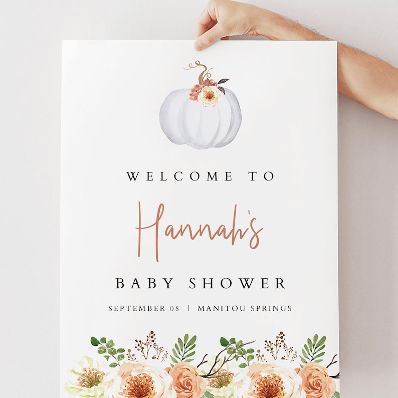 Może przedstawiać: Biała dynia z kwiatowymi akcentami, tablica powitalna na baby shower Hannah, z datą 08 września i lokalizacją Manitou Springs.