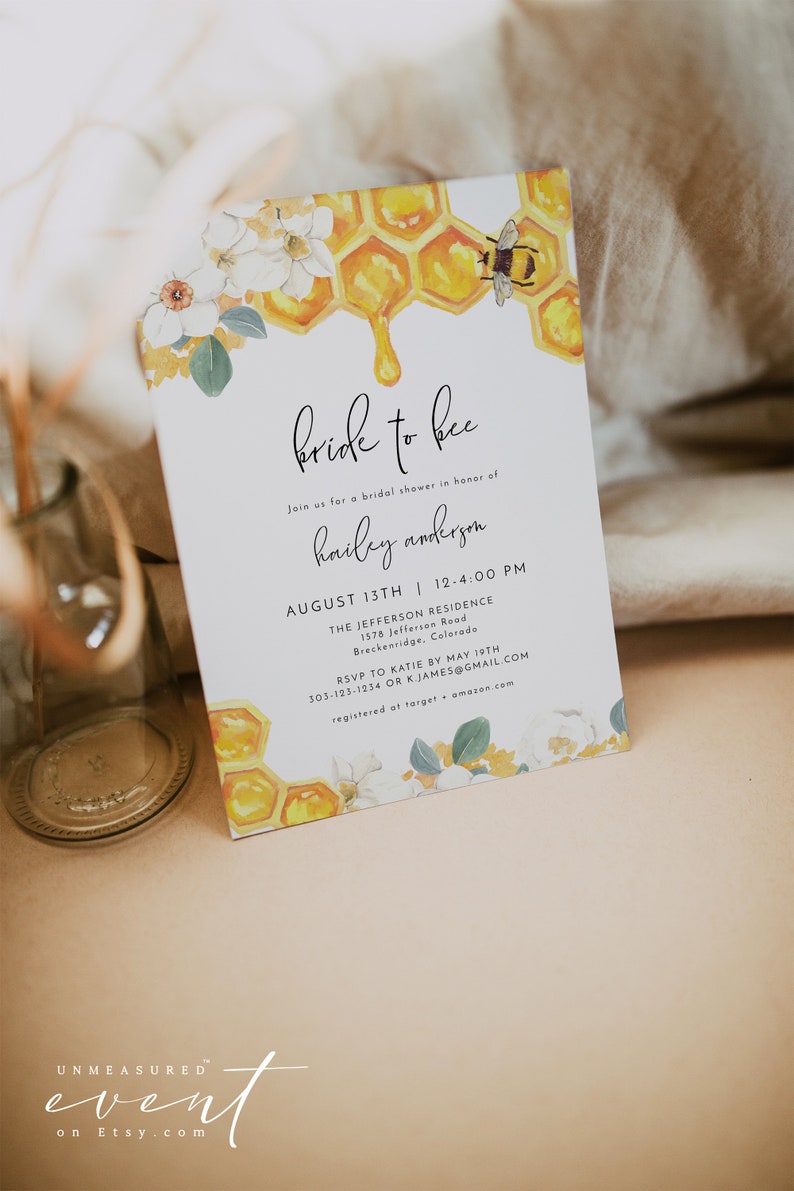 K&ouml;nnte beinhalten: Eine wei&szlig;e Einladung zu einer Bridal Shower mit einer Aquarell-Illustration eines Bienenstocks, tropfenden Honigs und einer Biene. Der Text lautet "bride to bee" und enth&auml;lt Details zur Veranstaltung, einschlie&szlig;lich Datum, Uhrzeit, Ort und RSVP-Informationen.