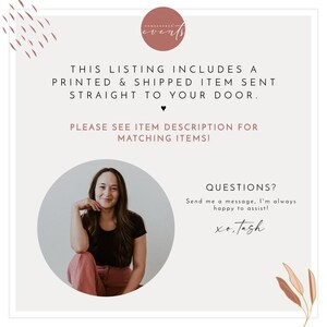 Op de afbeelding: Een witte achtergrond met tekst die luidt "This listing includes a printed & shipped item sent straight to your door. Please see item description for matching items! Questions? Send me a message, I'm always happy to assist! xo. Tash". In het midden van de afbeelding is een vrouw in een cirkel afgebeeld. Ze draagt een zwart shirt en een roze broek. Ze glimlacht en kijkt naar de camera.