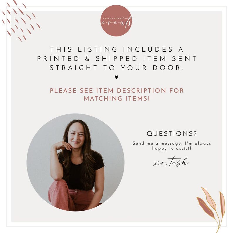 Op de afbeelding: Een witte achtergrond met tekst die luidt "This listing includes a printed & shipped item sent straight to your door. Please see item description for matching items! Questions? Send me a message, I'm always happy to assist! xo. Tash". In het midden van de afbeelding is een vrouw in een cirkel afgebeeld. Ze draagt een zwart shirt en een roze broek. Ze glimlacht en kijkt naar de camera.