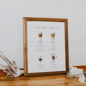 Pu&ograve; includere: Un menu di caff&egrave; incorniciato con illustrazioni di quattro diverse bevande al caff&egrave;: Caramel Macchiato freddo, Latte freddo, Espresso Con Panna e Cappuccino. Ogni bevanda ha una descrizione dei suoi ingredienti.