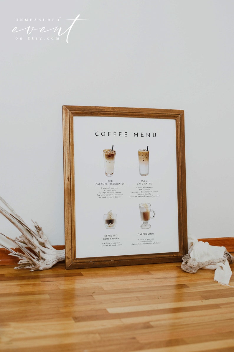 Pu&ograve; includere: Un menu di caff&egrave; incorniciato con illustrazioni di quattro diverse bevande al caff&egrave;: Caramel Macchiato freddo, Latte freddo, Espresso Con Panna e Cappuccino. Ogni bevanda ha una descrizione dei suoi ingredienti.