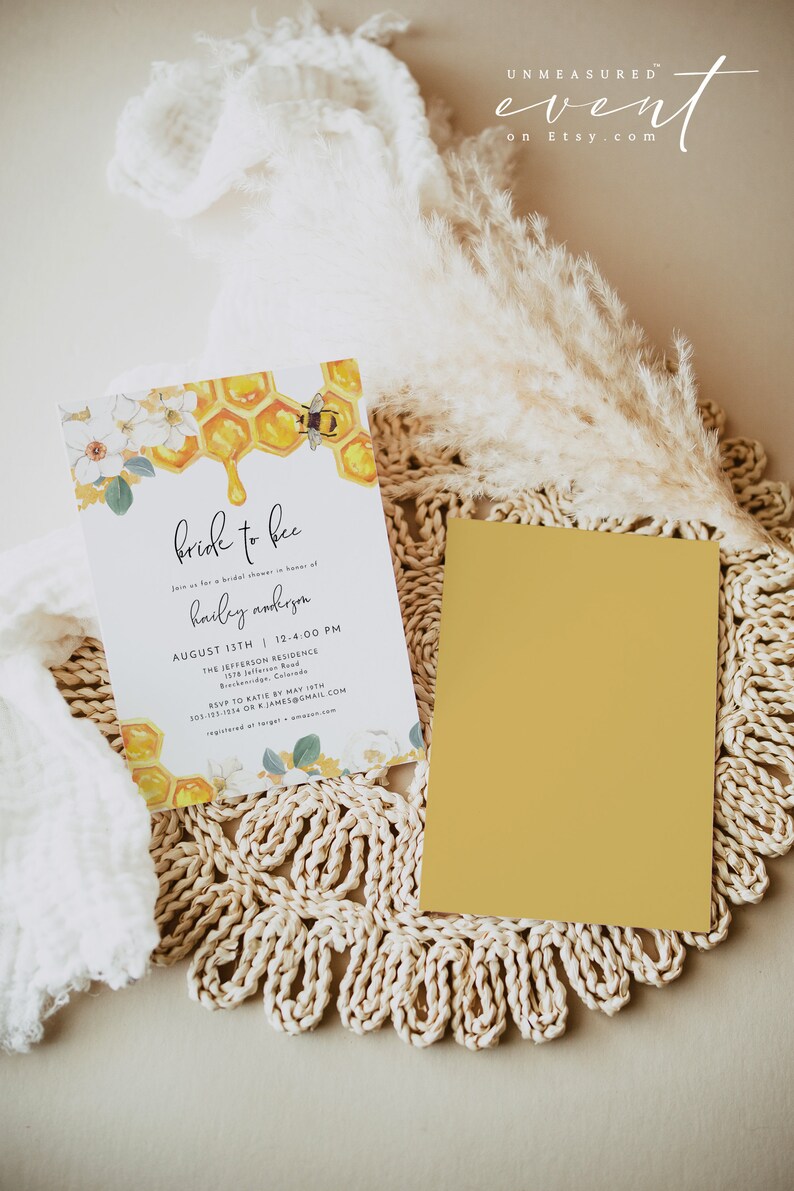 K&ouml;nnte beinhalten: Eine Einladung zu einer Bridal Shower mit einem Bienen- und Wabenmuster. Die Einladung lautet "Bride to Bee" und enth&auml;lt Datum, Uhrzeit und Ort der Veranstaltung. RSVP-Informationen sind ebenfalls enthalten.
