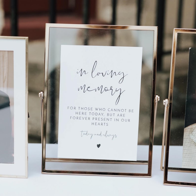 K&ouml;nnte beinhalten: Ein goldfarbener Rahmen mit dem Text "in loving memory" und einer Botschaft f&uuml;r diejenigen, die nicht an der Veranstaltung teilnehmen k&ouml;nnen. Der Text lautet: "F&uuml;r diejenigen, die heute nicht hier sein k&ouml;nnen, aber f&uuml;r immer in unseren Herzen sind. Heute und immer."