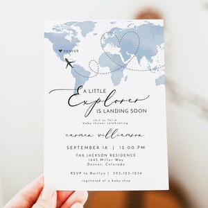 Szablon zaproszenia na baby shower CARMEN Adventure, Wkrótce przylot Little Explorer, Zaproszenie na baby shower z niebieską mapą, Motyw podróży na baby shower dla dziewczynek zdjęcie 6