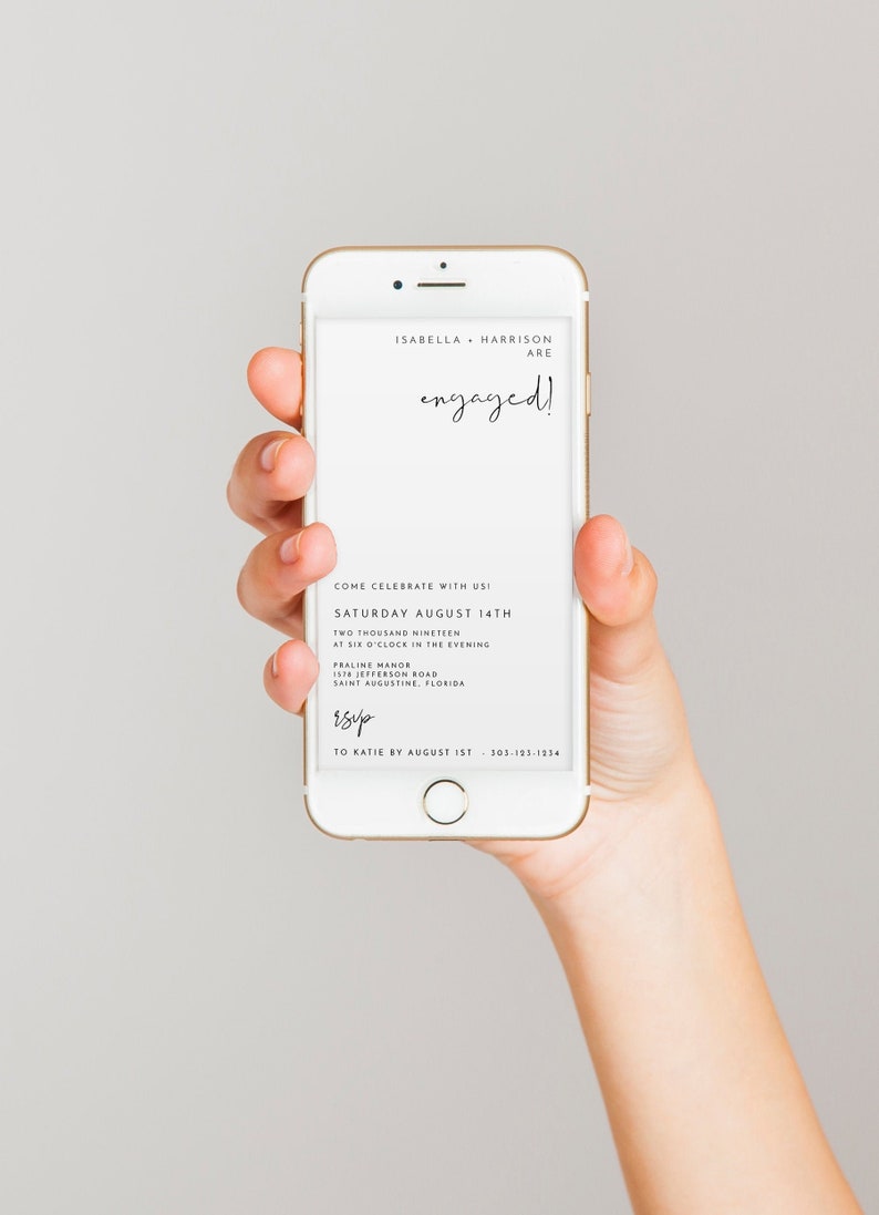 Puede incluir: La pantalla de un tel&eacute;fono inteligente que muestra un anuncio de boda. El anuncio dice "Isabella & Harrison est&aacute;n comprometidos!" e incluye detalles sobre la celebraci&oacute;n de la boda, incluida la fecha, la hora, el lugar y la informaci&oacute;n de RSVP.