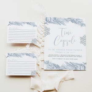 RORY Modèle Capsule temporelle, Premier anniversaire de la capsule temporelle, Shower de bébé capsule temporelle, Cartes Capsule temporelle, Garçon pin enneigé bleu hiver OnderLand