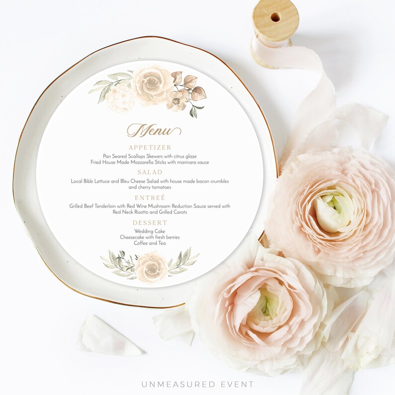 Op de afbeelding: Een wit bord met een bloemenmotief en een gouden menu met voorgerechten, salade, hoofdgerecht en dessert. Het menu bevat items zoals gebakken sint-jakobsschelpen, gefrituurde mozzarella-stokjes, lokale bibbsla salade, gegrild rundvlees, bruidstaart en cheesecake. De tekst "UNMEASURED EVENT" staat onderaan het bord.