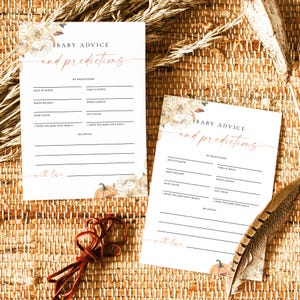 Puede incluir: Dos tarjetas blancas con un dise&ntilde;o floral y un gr&aacute;fico de calabaza. Las tarjetas tienen el texto "Consejos para beb&eacute;s y predicciones" e incluyen indicaciones para que los invitados escriban sus predicciones sobre la fecha de nacimiento, el peso, la longitud, el color del cabello y los ojos del beb&eacute;, y consejos para los padres.