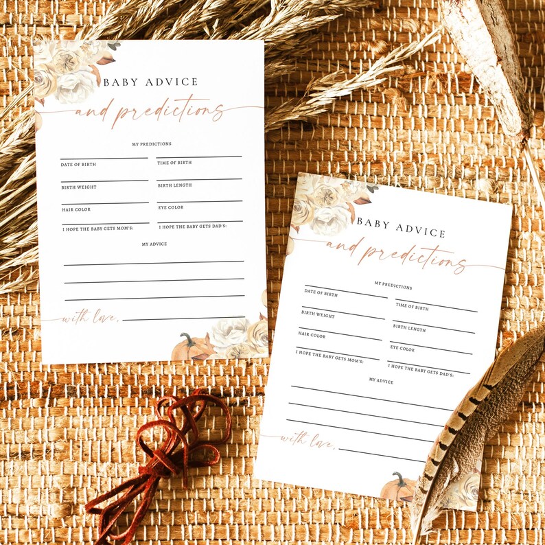 Puede incluir: Dos tarjetas blancas con un dise&ntilde;o floral y un gr&aacute;fico de calabaza. Las tarjetas tienen el texto "Consejos para beb&eacute;s y predicciones" e incluyen indicaciones para que los invitados escriban sus predicciones sobre la fecha de nacimiento, el peso, la longitud, el color del cabello y los ojos del beb&eacute;, y consejos para los padres.