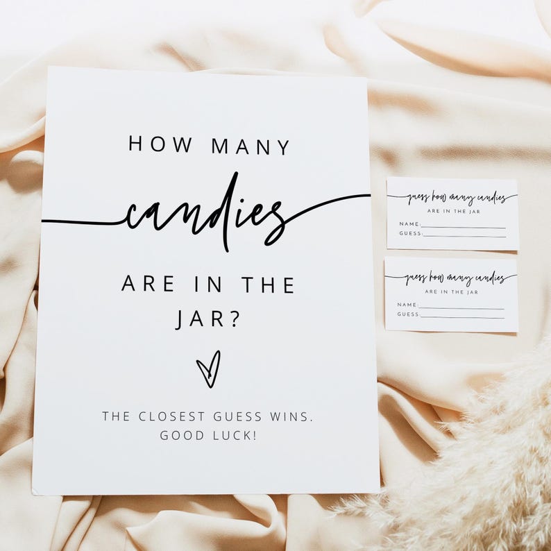 Puede incluir: Un cartel blanco con texto negro que dice "HOW MANY candies ARE IN THE JAR?" con un s&iacute;mbolo de coraz&oacute;n debajo. Dos tarjetas blancas con texto negro que dicen "guess how many candies ARE IN THE JAR" est&aacute;n debajo del cartel. Las tarjetas tienen l&iacute;neas para un nombre y una suposici&oacute;n.