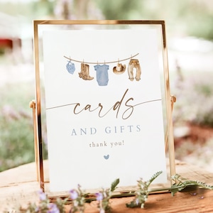 Modèle de plaque pour cartes et cadeaux, enseigne de table cadeau cowboy baby shower, un petit cowboy est sur le chemin, signalétique de baby shower garçon bleu poussiéreux CLINT