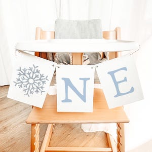 Plantilla de pancarta de cumpleaños con copos de nieve azules de RORY, pancarta imprimible para primer cumpleaños en silla alta, cumpleaños de Winter Onederland, Navidad, diciembre