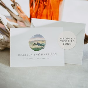 Puede incluir: Una invitación de boda blanca con una ilustración de acuarela de un paisaje toscano. La invitación incluye los nombres "Isabella y Harrison" y la fecha "08.07.20XX". El texto "Toscana, Italia" también está incluido. Una pegatina redonda con el texto "Logo del sitio web de la boda" se encuentra en la esquina superior derecha de la invitación.