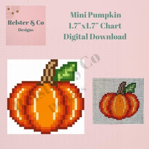 Puede incluir: Un patrón digital de punto de cruz de una mini calabaza de 4,3 cm por 4,3 cm. La imagen muestra una calabaza naranja pixelada con un tallo marrón y una hoja verde, junto a una versión bordada sobre una tela blanca cuadriculada.