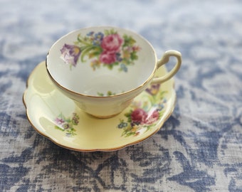 Vintage Foley Tea Cup Saucer Foley Tulip Yellow bone china cup Vintage Foley tea cup Prezent urodzinowy prezent na wieczór panieński prezent wielkanocny przyjęcie herbaciane