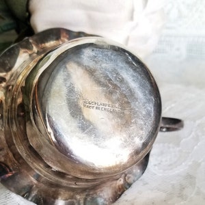 K&ouml;nnte beinhalten: Zuckerdose aus versilbertem Metall mit gewelltem Rand. Auf der Unterseite der Schale steht "REGD. PLATE E.P.N.S. MADE IN ENGLAND."