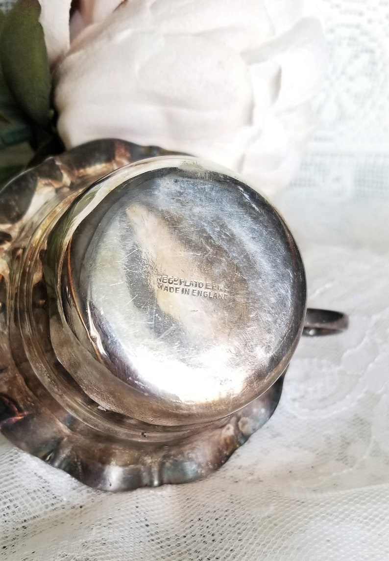 K&ouml;nnte beinhalten: Zuckerdose aus versilbertem Metall mit gewelltem Rand. Auf der Unterseite der Schale steht "REGD. PLATE E.P.N.S. MADE IN ENGLAND."