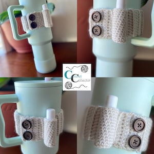 Op de afbeelding: Een beige gehaakte bekerwarmer met twee bruine knopen en een zakje voor een klein buisje. De bekerwarmer zit op een lichtblauwe reistop.
