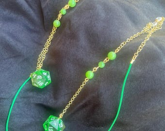 Catene per occhiali stravaganti e nerd a forma di dado D20 verde.