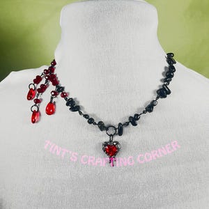 Collier coeur sanglant noir, pierre naturelle, morsure de vampire, halloween, effrayant,