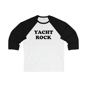 Puede incluir: Camiseta de b&eacute;isbol blanca y negra con el texto "YACHT ROCK" en negro.