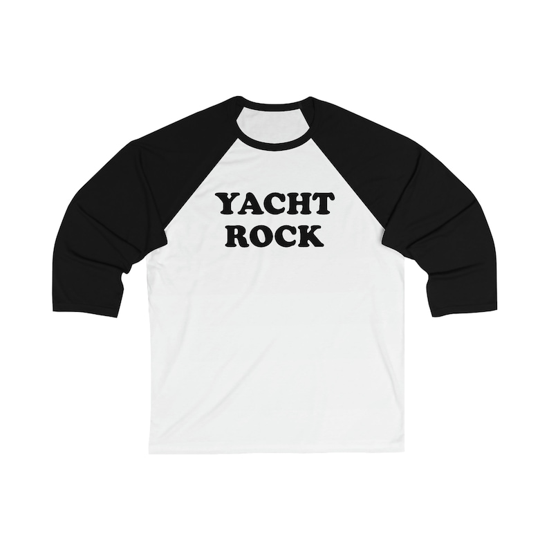 Puede incluir: Camiseta de b&eacute;isbol blanca y negra con el texto "YACHT ROCK" en negro.