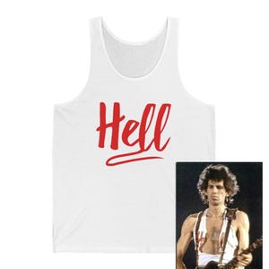 Op de afbeelding: Witte tanktop met het woord "Hell" in rood script. De afbeelding bevat ook een foto van een persoon die een vergelijkbare tanktop draagt en gitaar speelt.