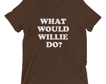 Puede incluir: Camiseta marrón con texto blanco que dice "WHAT WOULD WILLIE DO?"