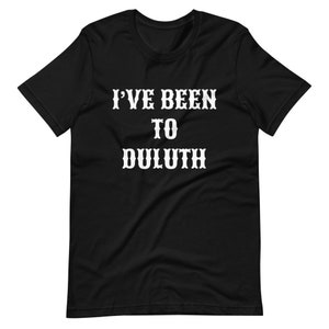 以下が含まれることがあります： 「I've Been To Duluth」という白い文字が書かれた黒いTシャツです。