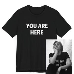 Camiseta Estás aquí, regalo de rock clásico, regalo de filosofía zen, regalo de presencia, camiseta de declaración, recordatorio de autocuidado, regalo consciente para él / ella
