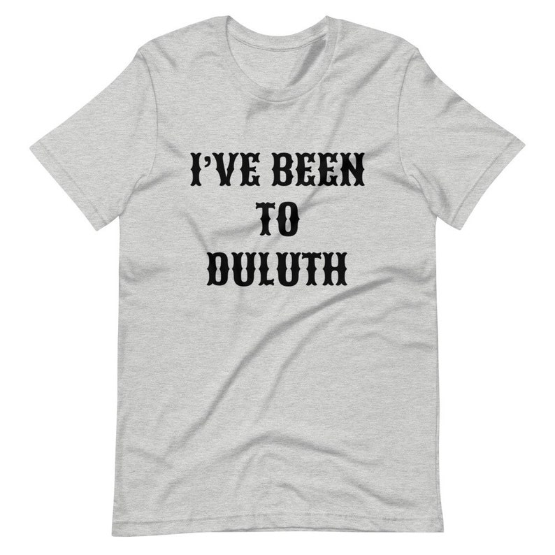以下が含まれることがあります： グレーのTシャツに黒い文字で「I've Been To Duluth」と書かれています。
